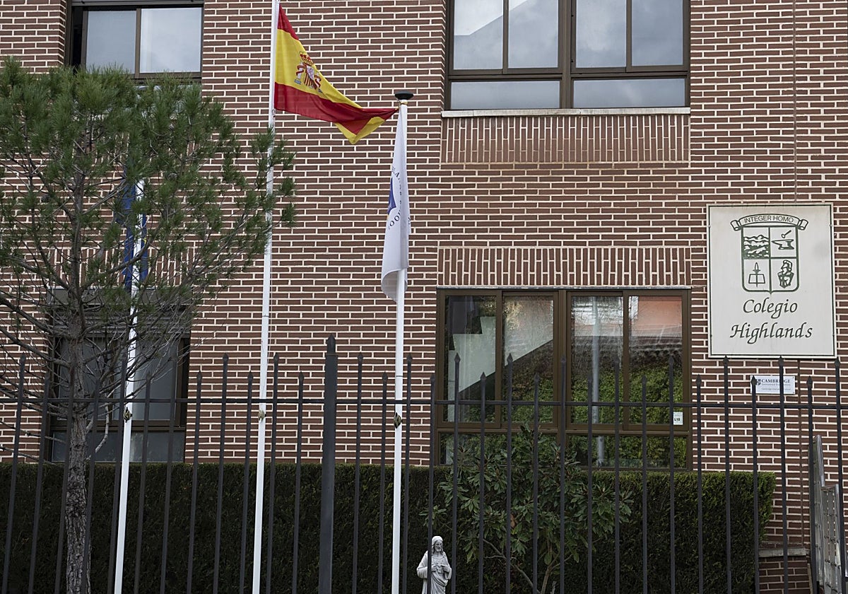 Fachada del colegio Highlands, en El Encinar