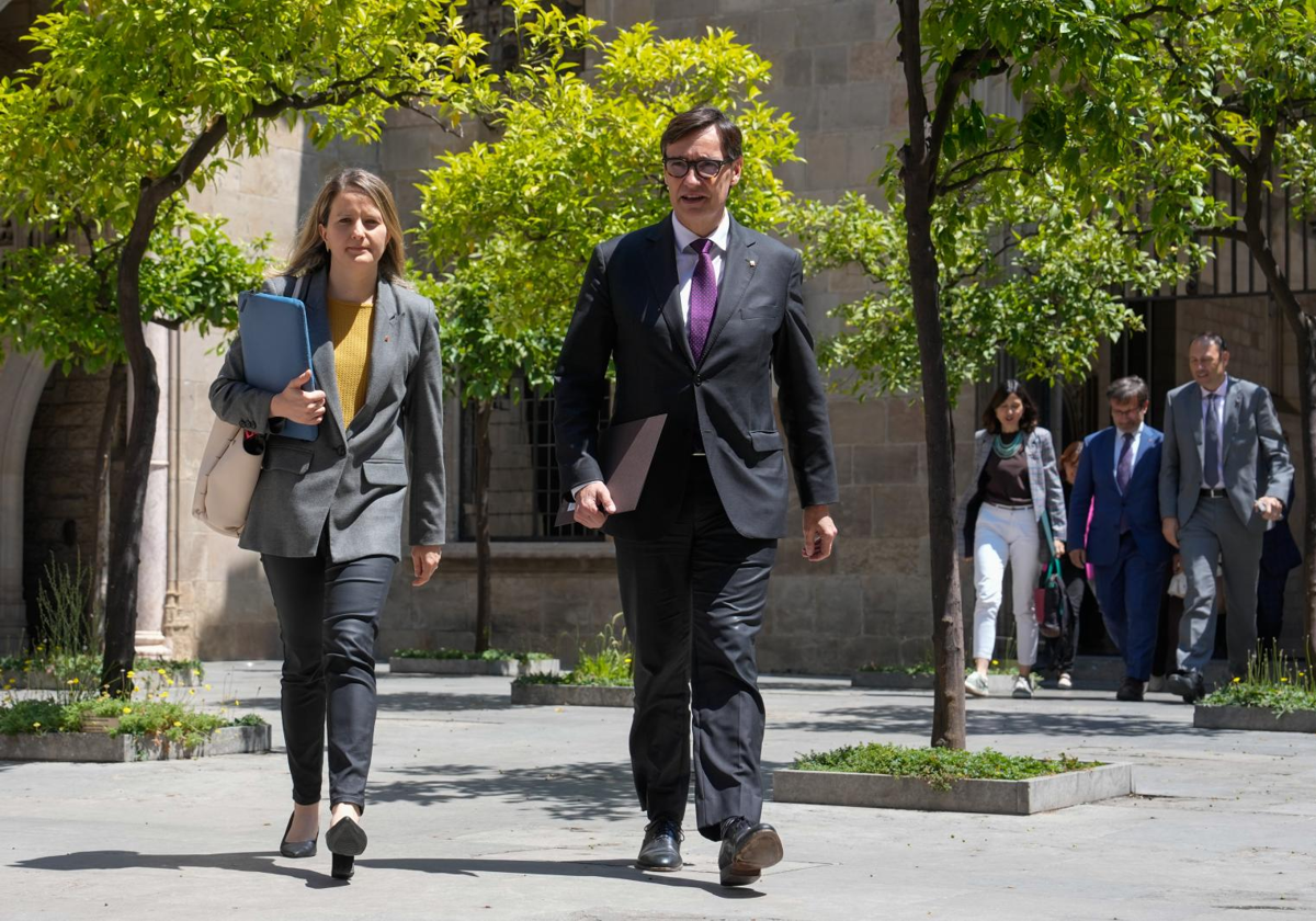 Mònica Martínez, consejera de Derechos Sociales e Inclusión, y Salvador Illa, presidente de la Generalitat