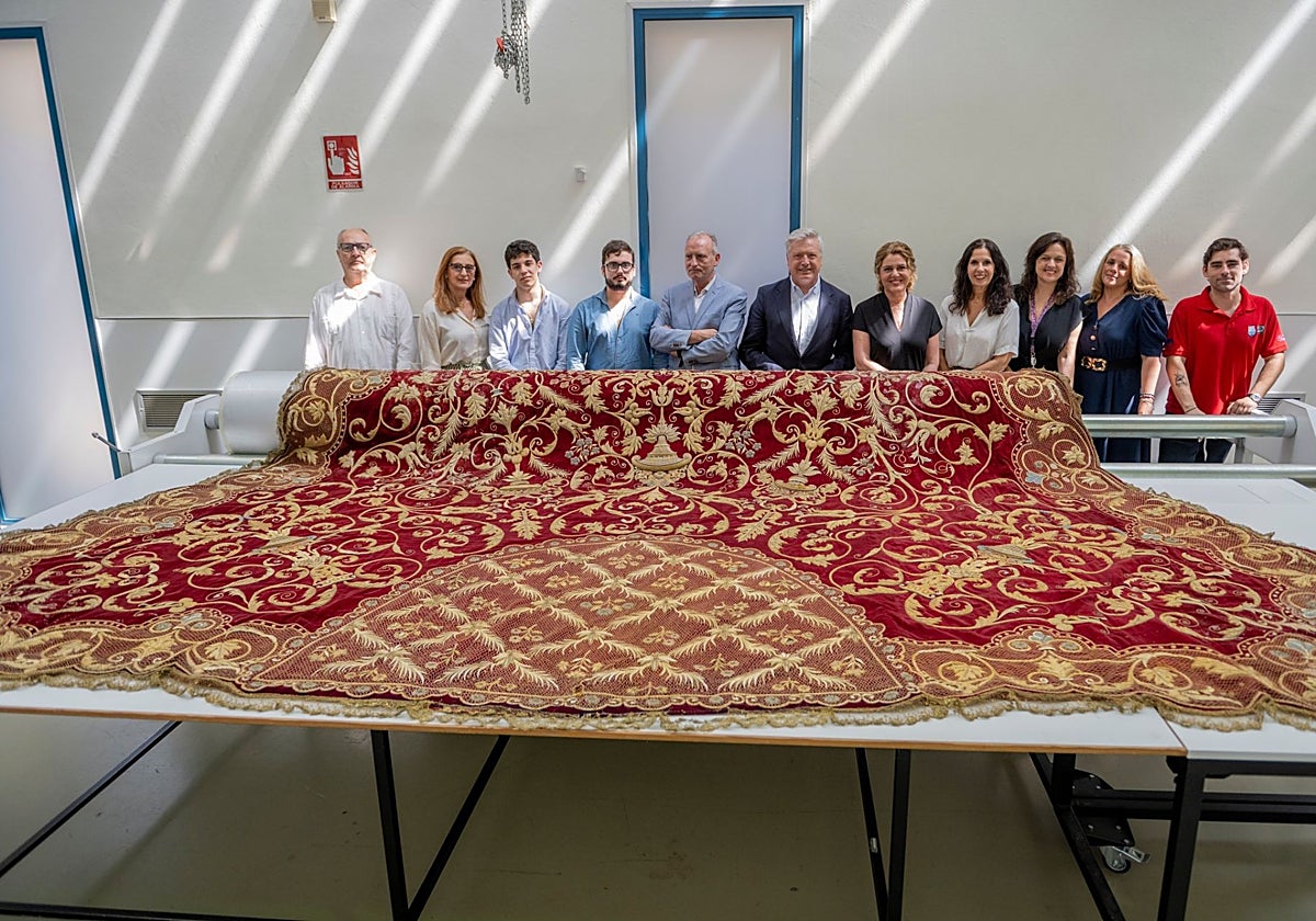 Joaquín de Velasco y Juan José Primo Jurado, el centro de la imagen, con personal técnico del IAPH junto al manto de la Reina de los Mártires