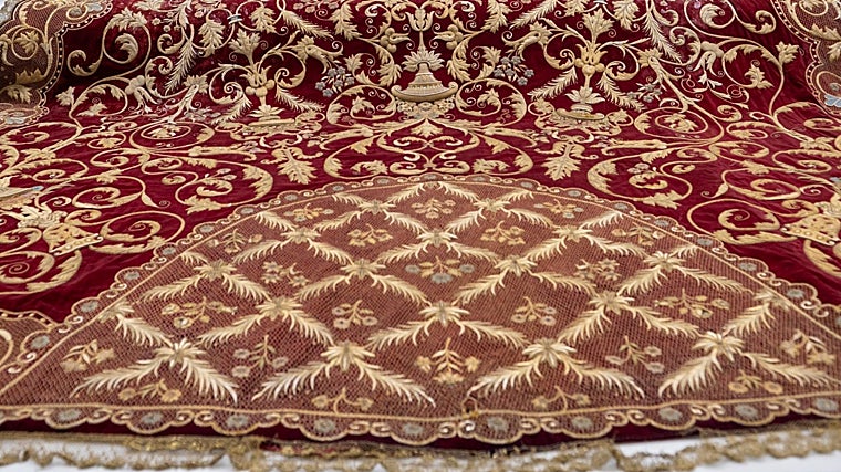 Detalle de los bordados del manto de salida de la Reina de los Mártires, este viernes en el IAPH