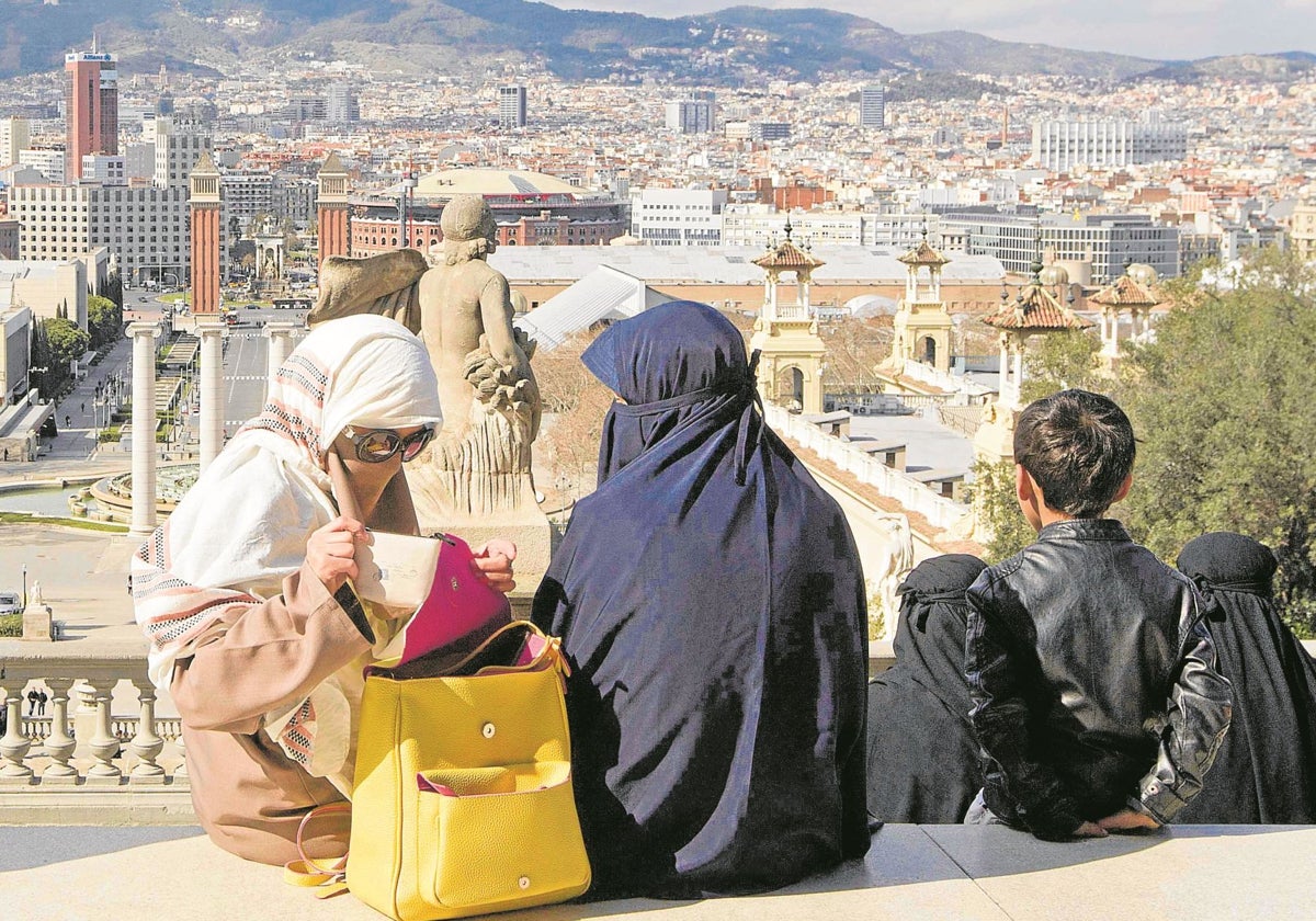Varias turistas ataviadas con niqab en el mirador del Museo Nacional de Arte de Cataluña (MNAC), en Barcelona