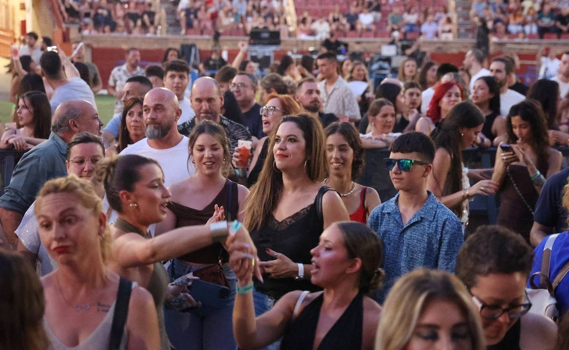 El animado concierto de Omar Montes en la plaza de toros Los Califas de Córdoba