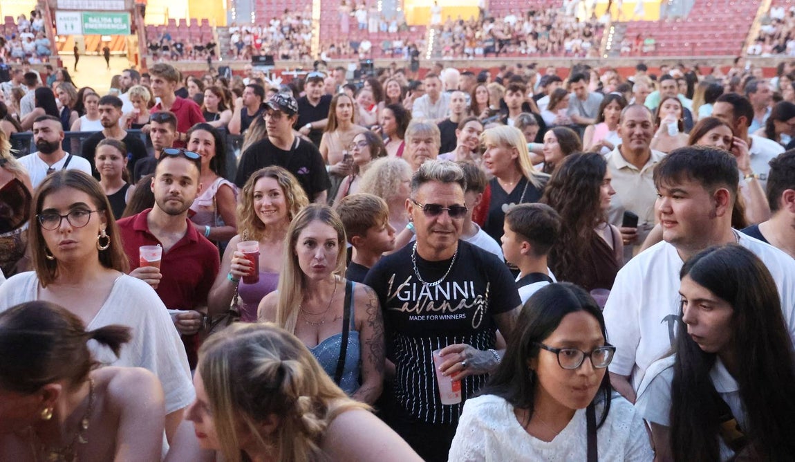El animado concierto de Omar Montes en la plaza de toros Los Califas de Córdoba