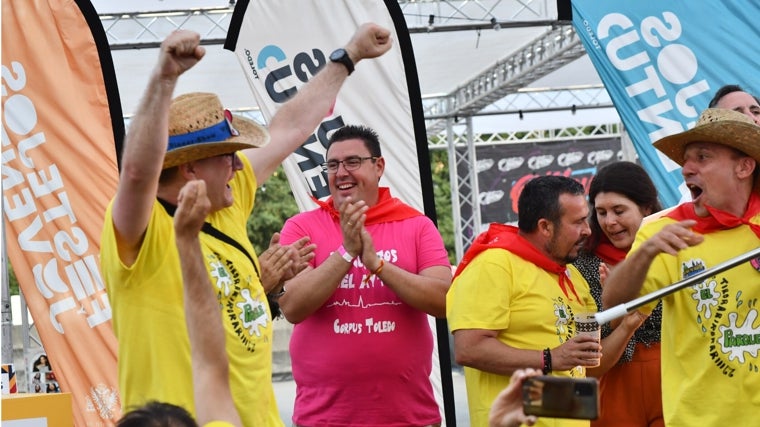 Un animado concejal de Festejos baila junto a una peña