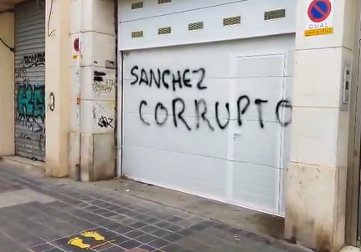 Imagen de la puerta del garaje de la vivienda de Ábalos con la pintada