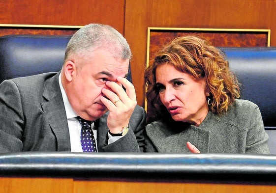 María Jesús Montero habla con Santos Cerdán en el Congreso de los Diputados