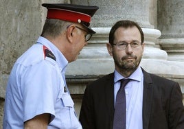 El fiscal Grinda, en la puerta del Palacio de la Generalitat