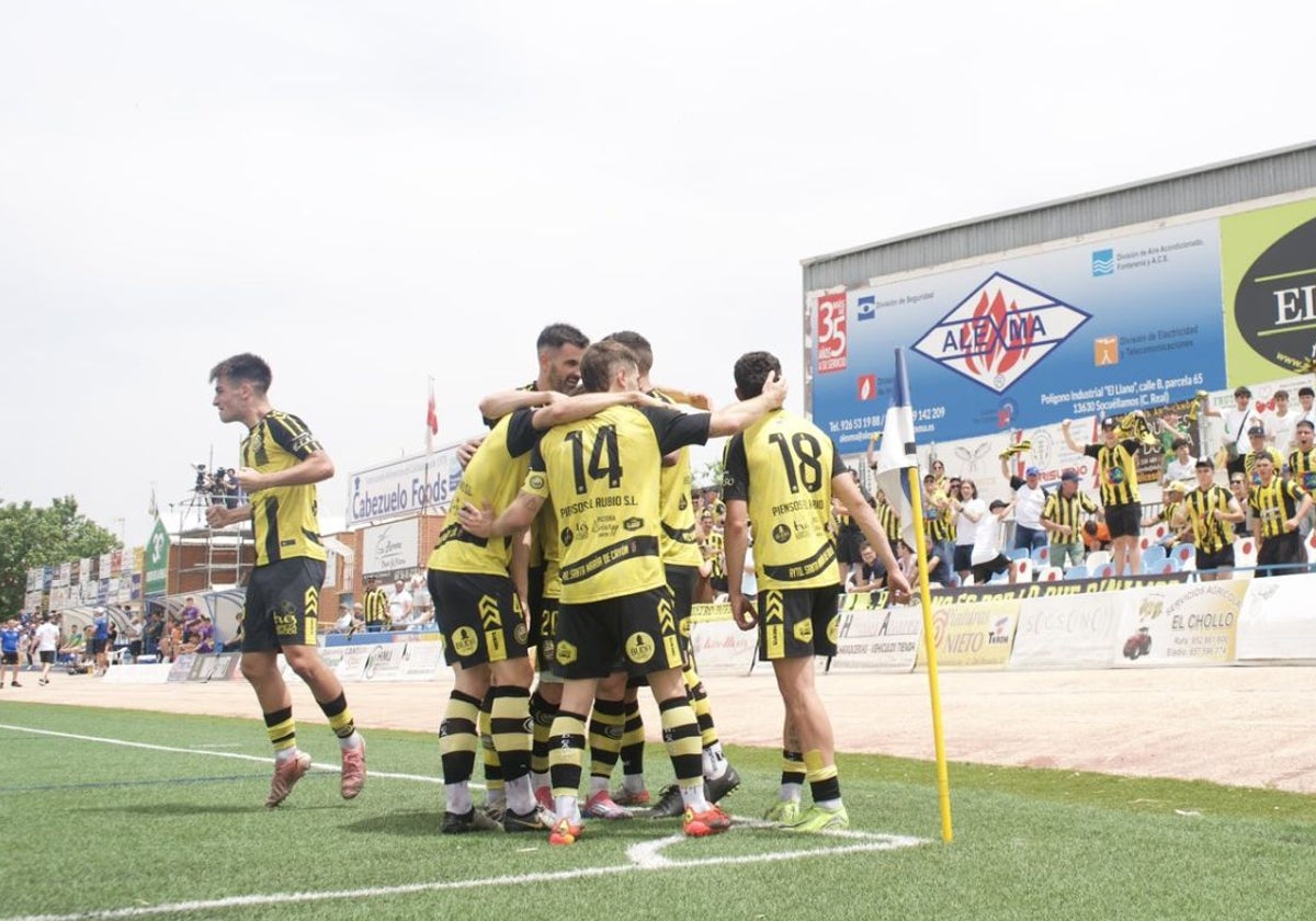 El jugador del Cayón, Chus Laredo, celebra el gol del empate