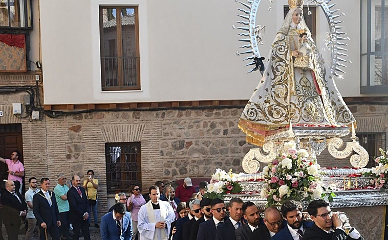 Imagen principal - Decenas de personas han acompañado a la Virgen en su desfile por las calles del Casco histórico, a pesar del altísimo calor registrado. El alcalde de Toledo, Carlos Velázquez y el concejal José Manuel Velasco han participado de esta ceremonia