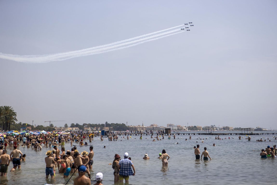 Miles de personas abarrotan las playas del Mar Menor para presenciar la exhibición aérea