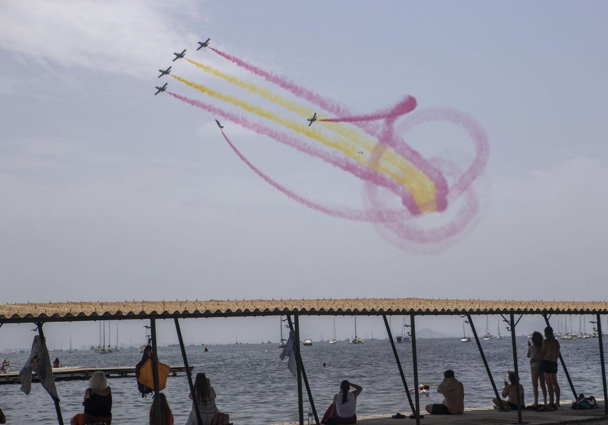 La exhibición aérea de la Patrulla Águila en San Javier, en imágenes