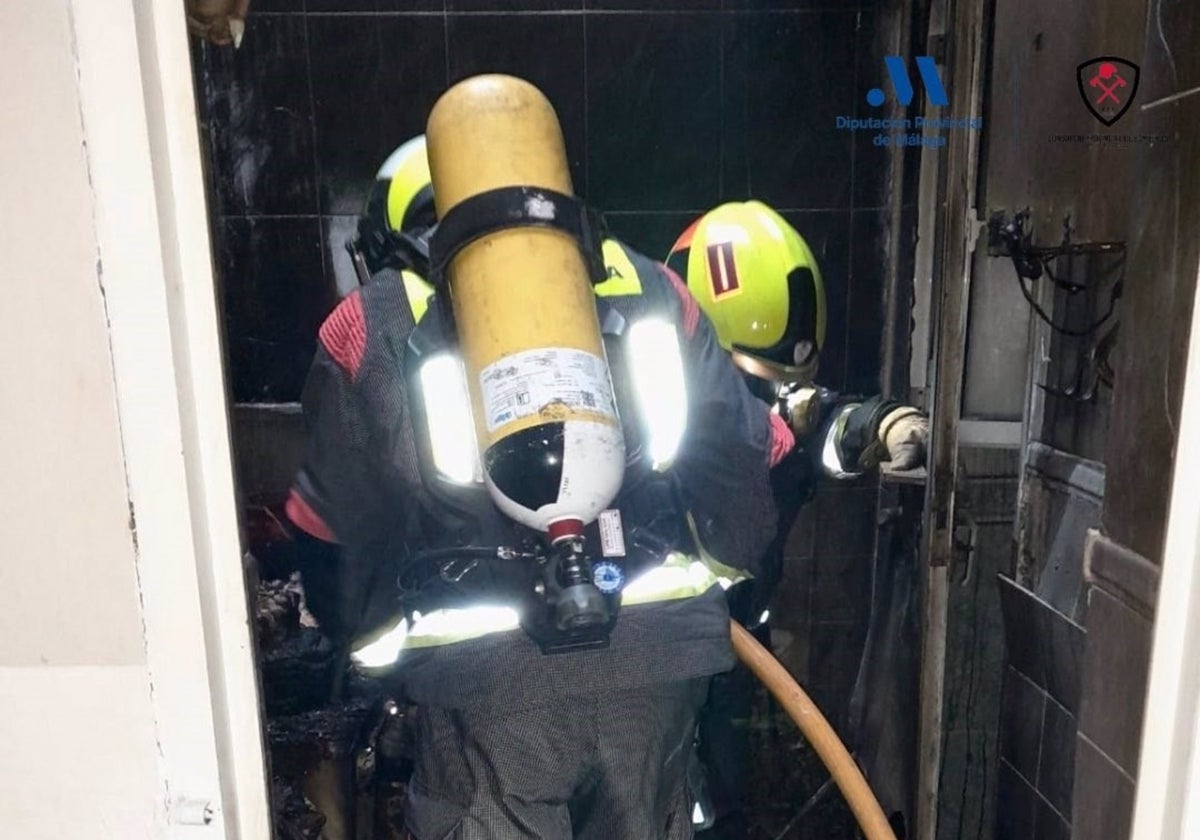 La dotación del Consorcio Provincial de Bomberos (CPB) de Vélez-Málaga