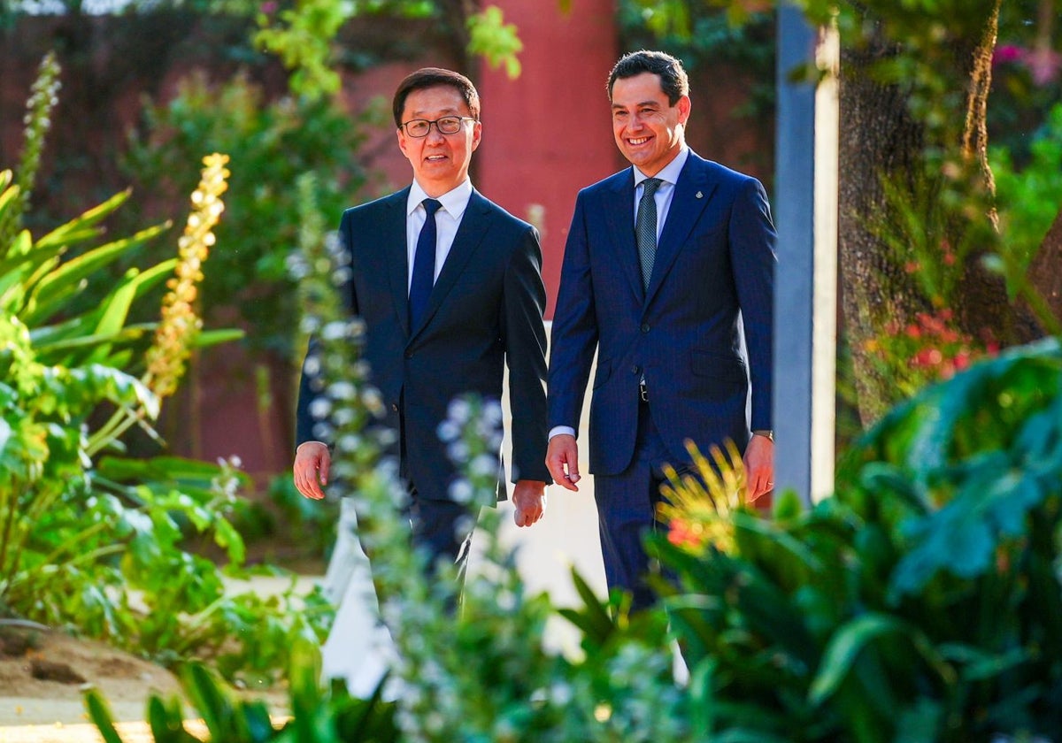 Juanma Moreno con el vicepresidente de China esta semana en San Telmo