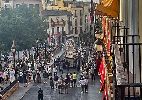 Imagen secundaria 1 - Decenas de personas han acompañado a la Virgen en su desfile por las calles del Casco histórico, a pesar del altísimo calor registrado. El alcalde de Toledo, Carlos Velázquez y el concejal José Manuel Velasco han participado de esta ceremonia