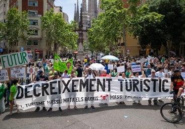 'Tourist, go home!': manifestación contra el turismo en el centro de Barcelona
