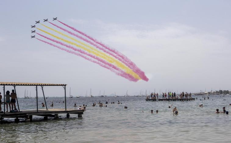 Imagen principal - Murcia dice adiós a la Patrulla Águila tras 40 años de acrobacias aéreas