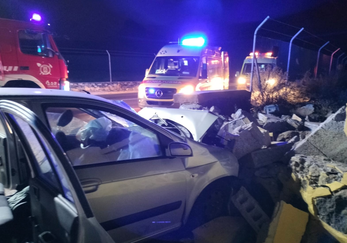 Vehículo en el lugar del accidente en la noche del domingo