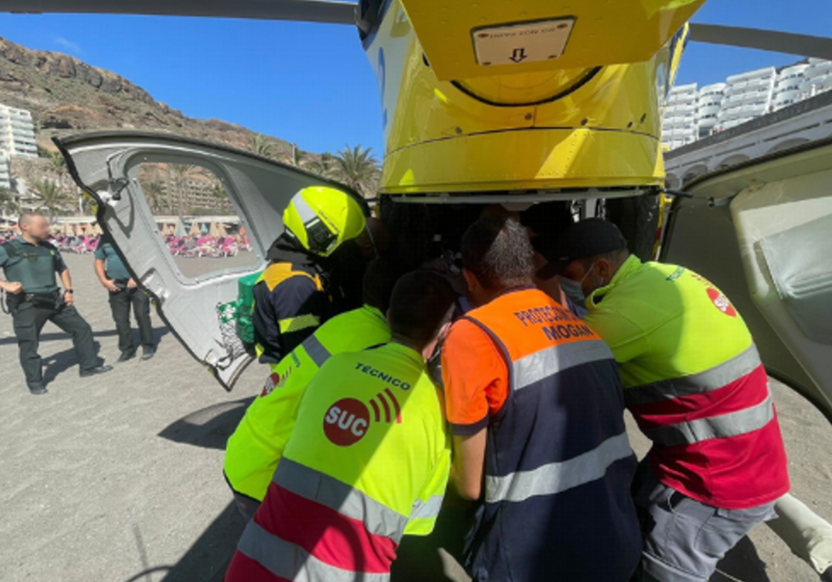 Helicóptero evacúa a un bañista accidentado en una playa en Gran Canaria