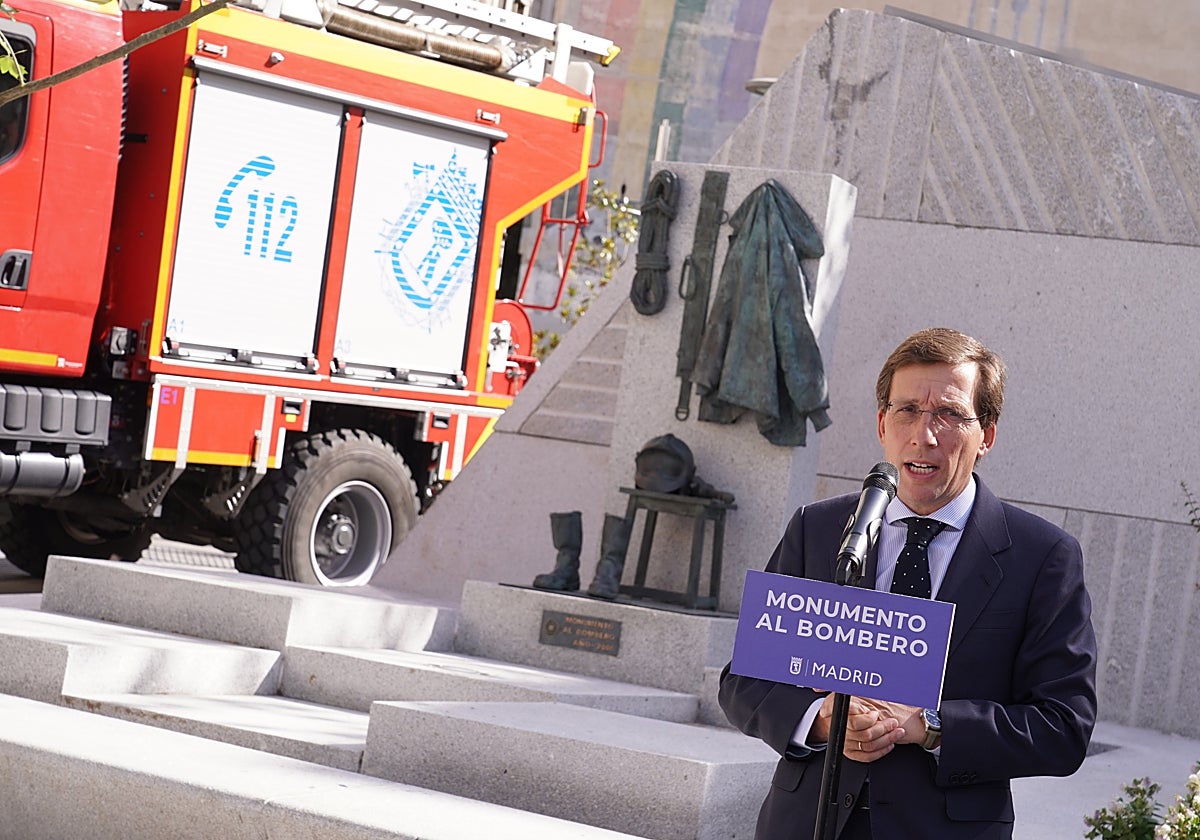 El alcalde de Madrid, José Luis Martínez-Almeida, en el acto en homenaje a los bomberos en la plaza del Carmen