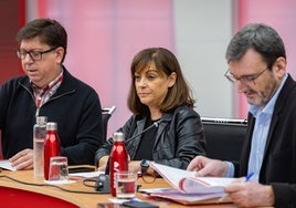 Ana María Fuentes (centro) liderará el PSOE junto a Cristina Narbona hasta julio