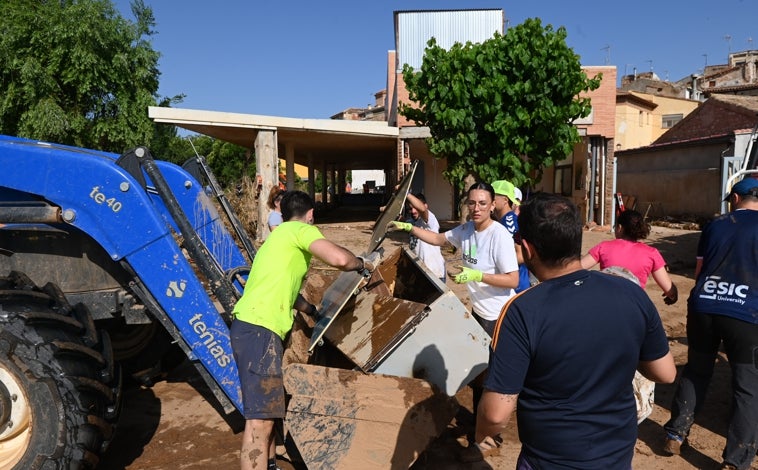 Imagen principal - Azcón carga contra la Aemet porque el aviso en la zona devastada por las tormentas fue naranja y no rojo