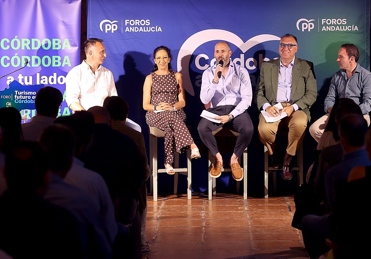 Bernal, segundo por la derecha