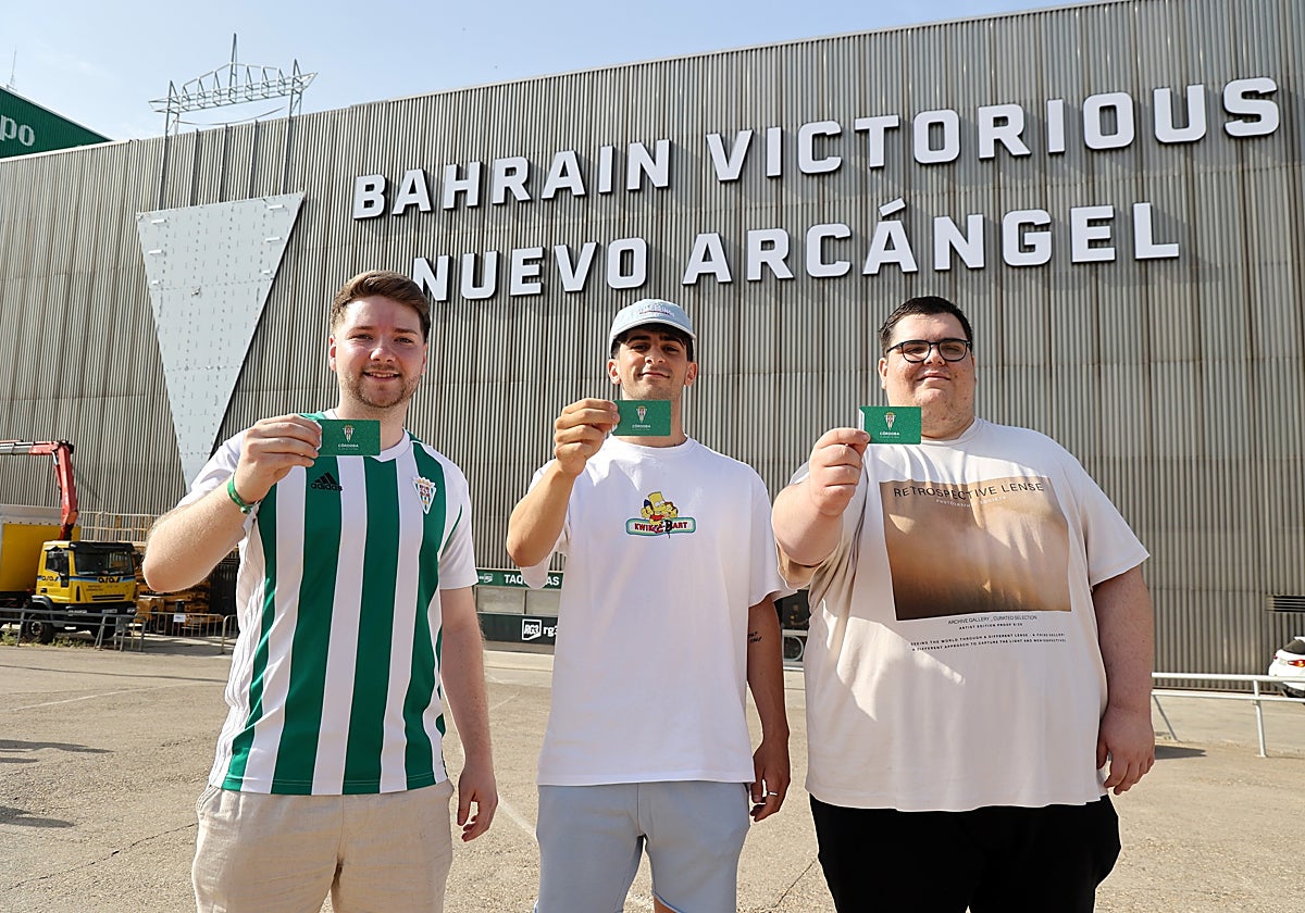 Los aficionados blanquiverdes posan con su carnet para la temporada 25-26