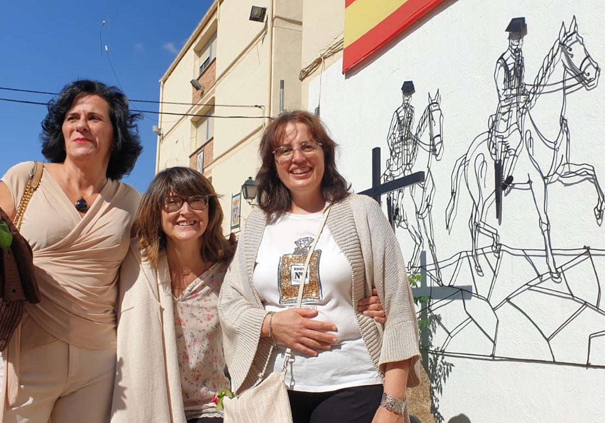 Pilar Rosa, Pilar Sánchez y Graci Castellanos en el patio del cuartel de la Guardia Civil de Toledo