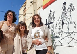 Pilar Rosa, Pilar Sánchez y Graci Castellanos en el patio del cuartel de la Guardia Civil de Toledo