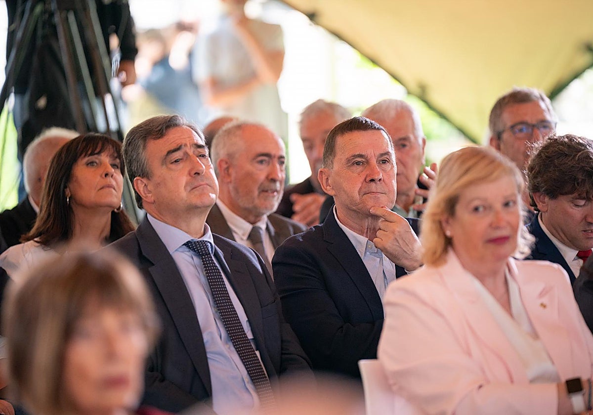 El presidente del PNV, Aitor Esteban, este lunes junto a Arnaldo Otegi en un acto en Vitoria