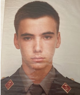 Imagen secundaria 2 - Sobre estas líneas, las hermanas Marisa y Pilar Manzano, que pasaron su infancia en el cuartel de Toledo, como también lo hizo el guardia civil José Bravo, que aparece jovencísimo en la imagen de la derecha cuando se marchó a la Escuela de Guardias Jóvenes de Valdemoro. Arriba, tres de los seis hermanos de la familia Bravo en el descansillo del piso sexto donde vivían, el primero que fue derruido por la pala excavadora hace unas semanas en las obras para la construcción del nuevo cuartel