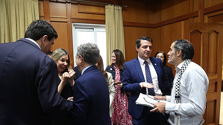 El portavoz de Hacemos Córdoba, Juan Hidaldo, conversa con Bellido