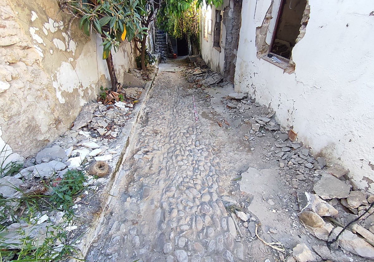 Restos de una calle de la alcaicería en Cardenal González, 56
