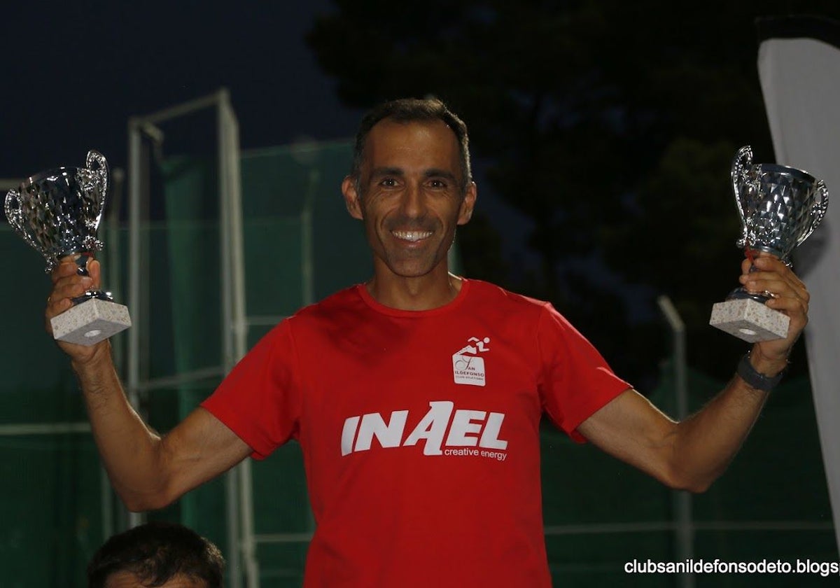 Pedro Javier Vega posa con dos trofeos