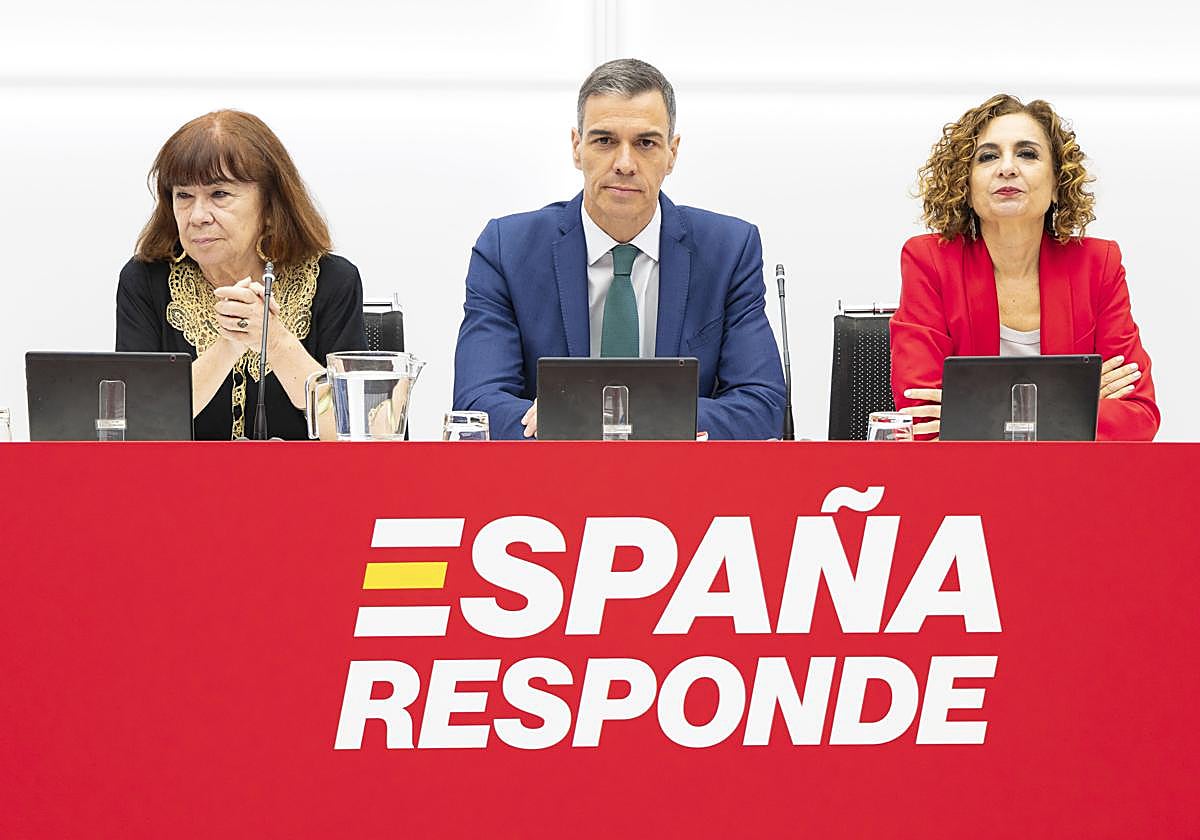 La presidenta del PSOE, Cristina Narbona (i), el secretario general, Pedro Sánchez, y la vicesecretaria general, María Jesús Montero, en Ferraz