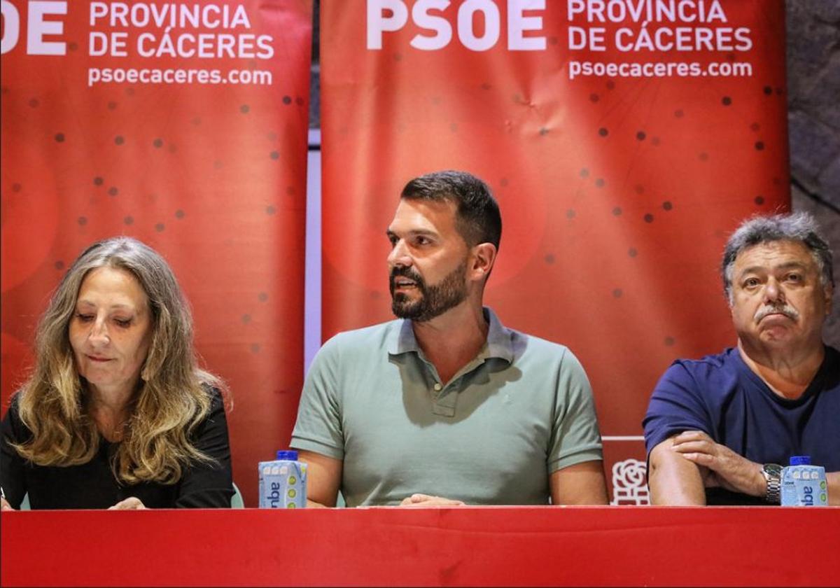 El secretario general del PSOE de Cáceres, Álvaro Sánchez Cotrina (en el centro), en una asamblea de su partido en Trujillo.