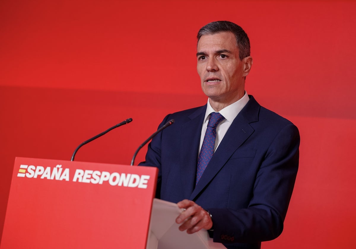 Enma López, secretaria de Política Económica del PSOE, a la entrada de la sede de Ferraz