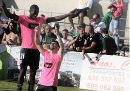 Mamau y Angelito celebran un gol en Marchamalo en 2023