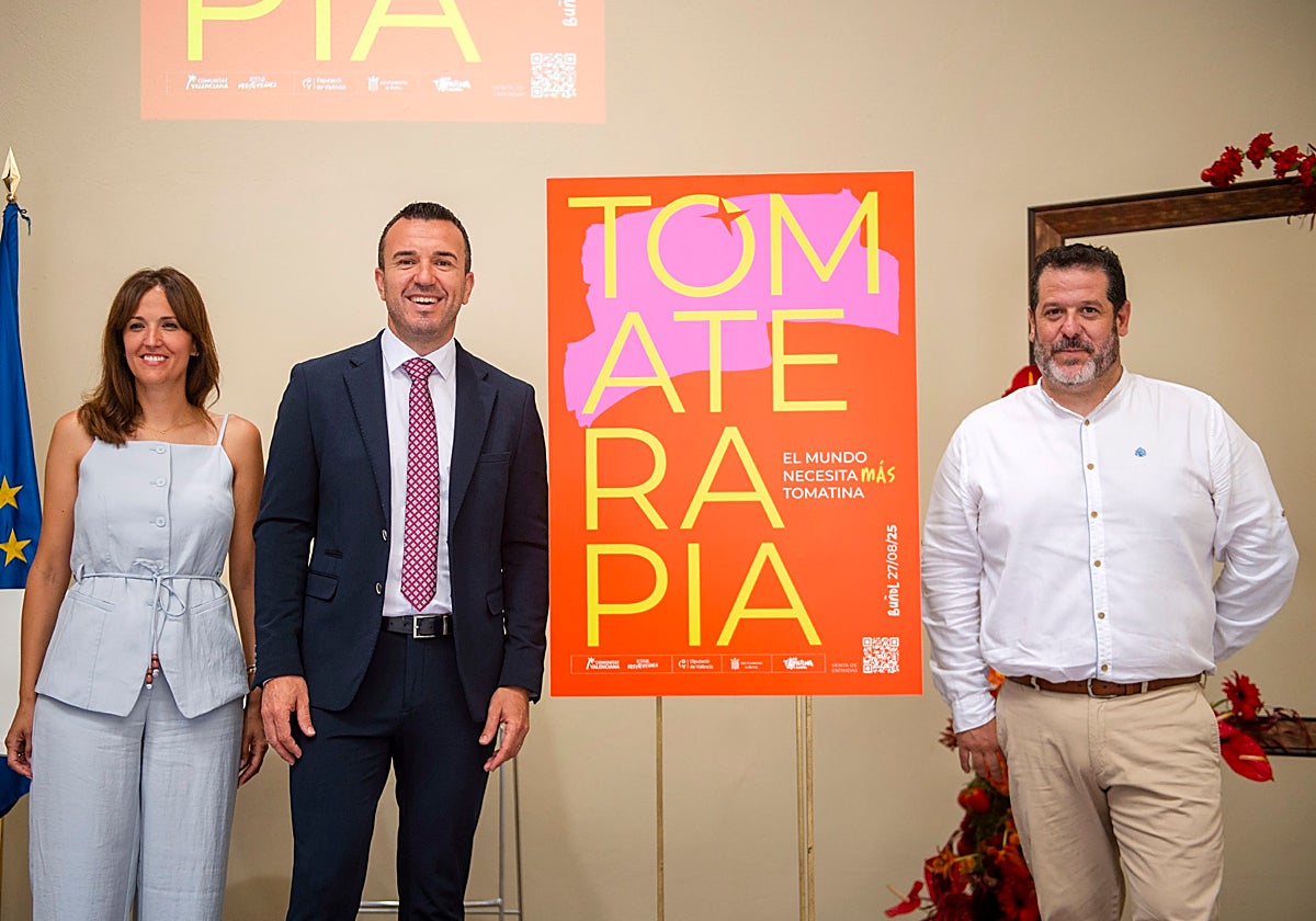 La alcaldesa de Buñol, Virginia Sanzel; el presidente de la Diputación de Valencia, Vicente Mompó; y el concejal de Fiestas, Sergio Galarza