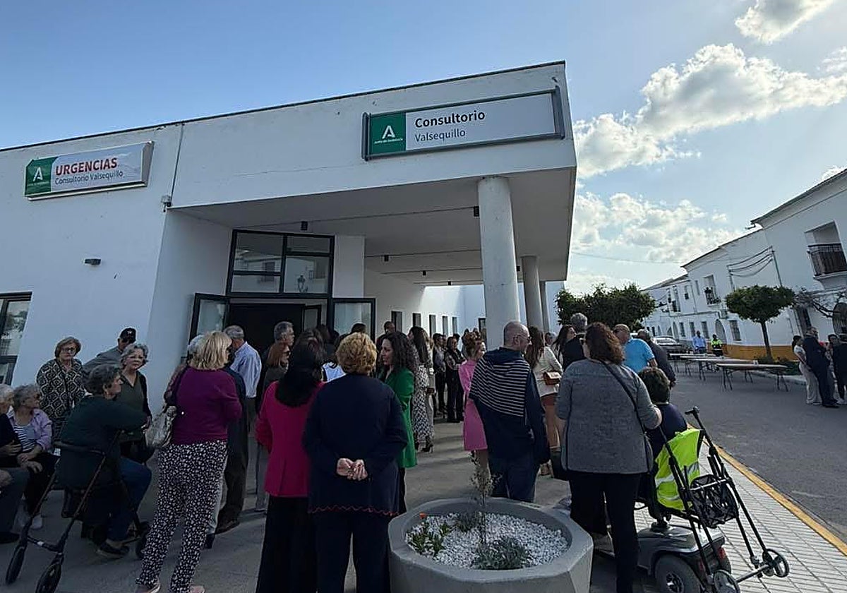 Vecinos en el exterior del nuevo consultorio