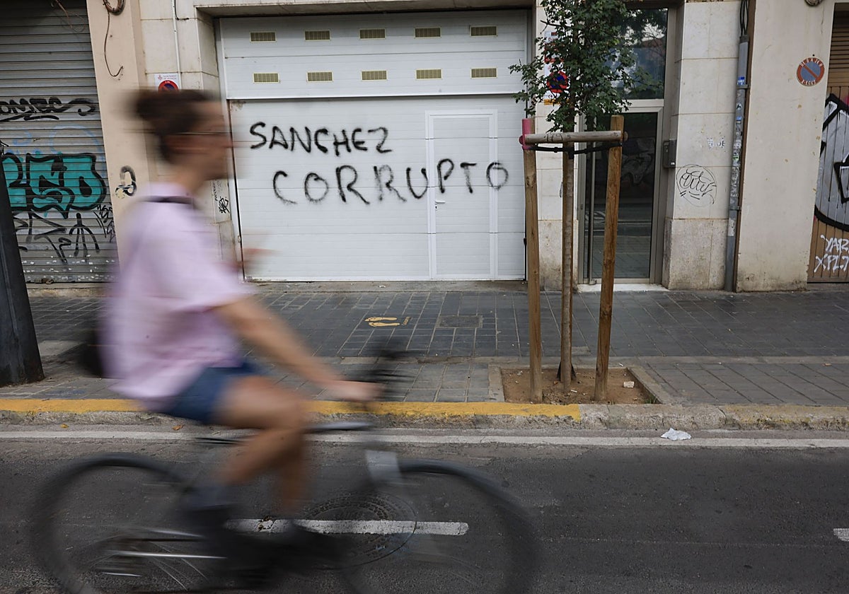 Imagen de las pintadas en la vivienda de José Luis Ábalos en Valencia