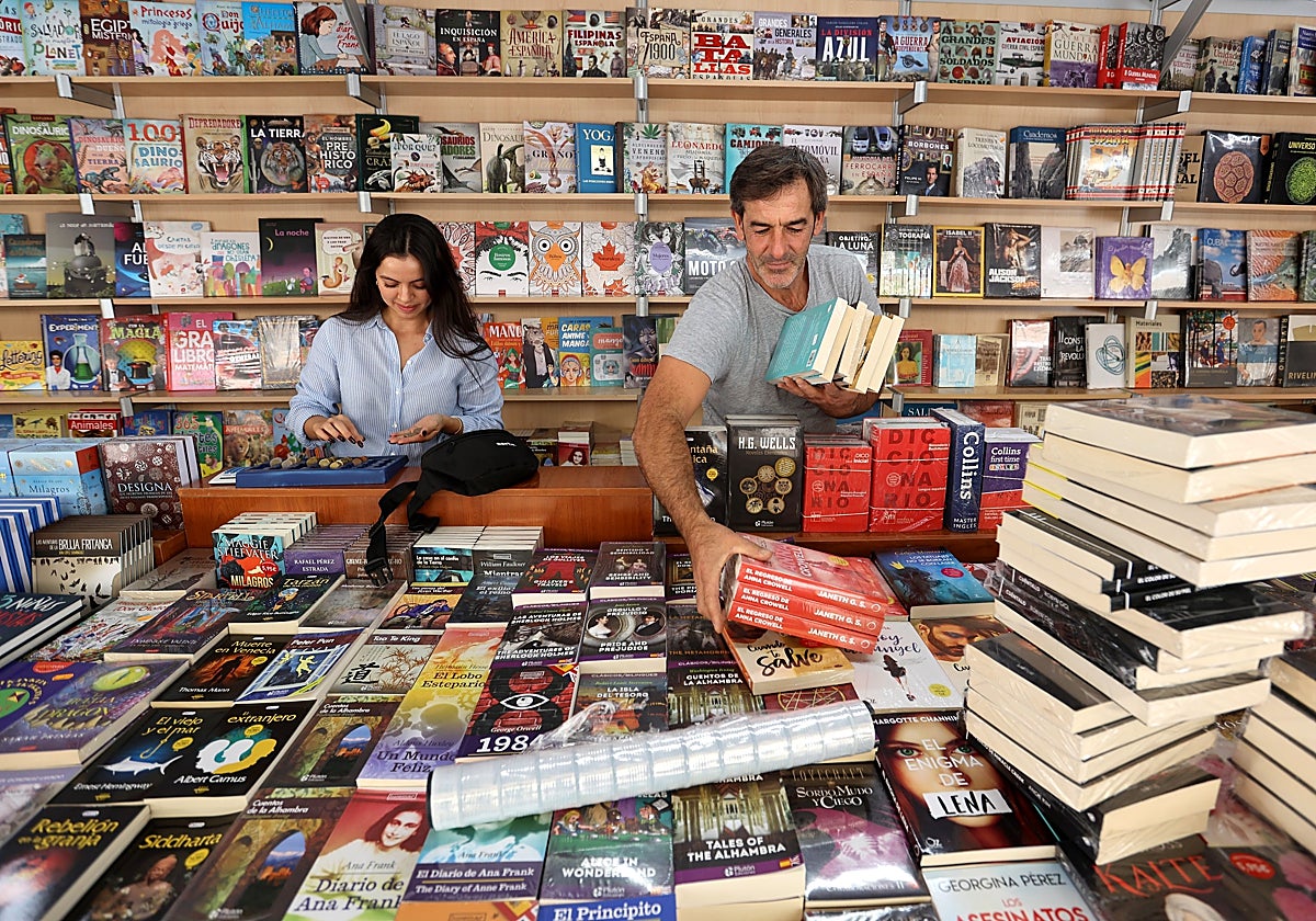 Libreros en la última edición en primavera de la Feria del Libro de Córdoba