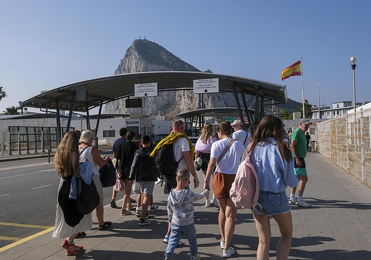 Albares sacó pecho de la solución de Gibraltar aunque la ideó Laya
