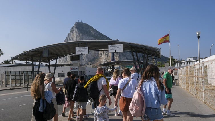 Albares sacó pecho de la solución de Gibraltar aunque la ideó Laya