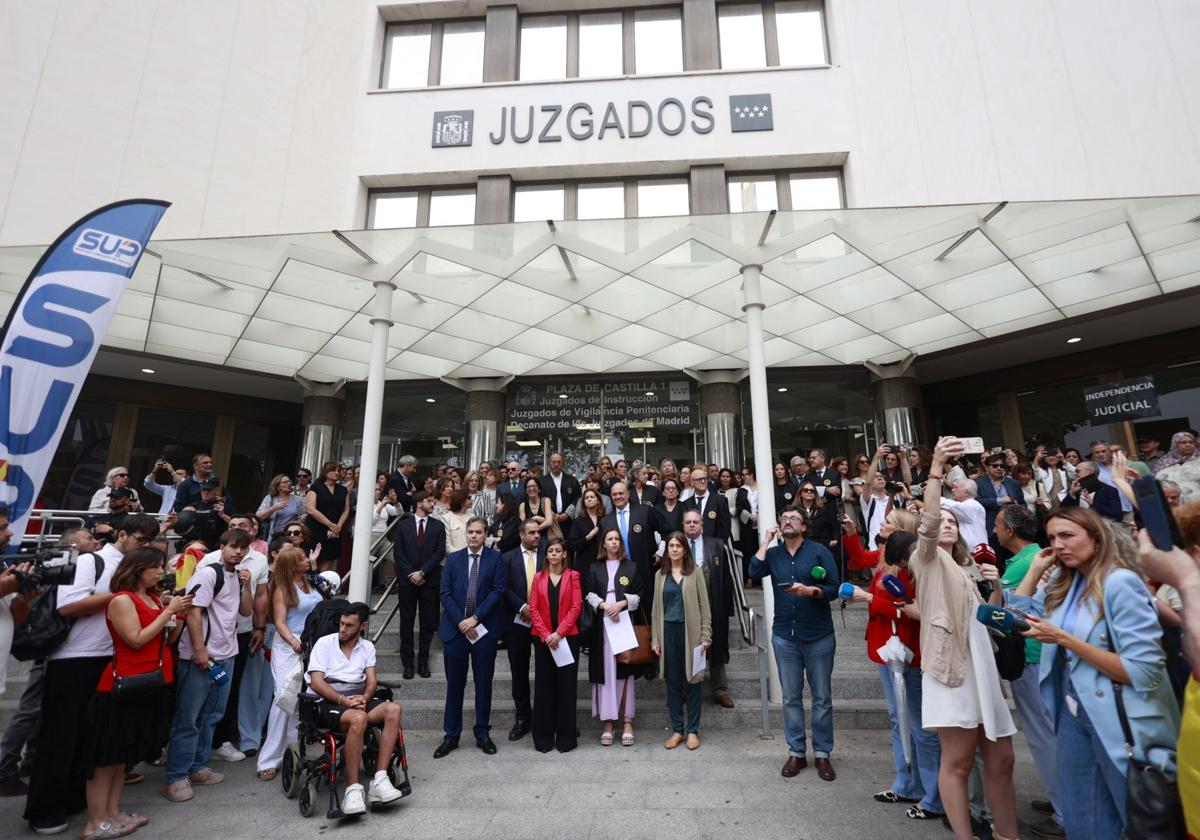 Jueces y fiscales, durante un paro de diez minutos de asociaciones de jueces y fiscales