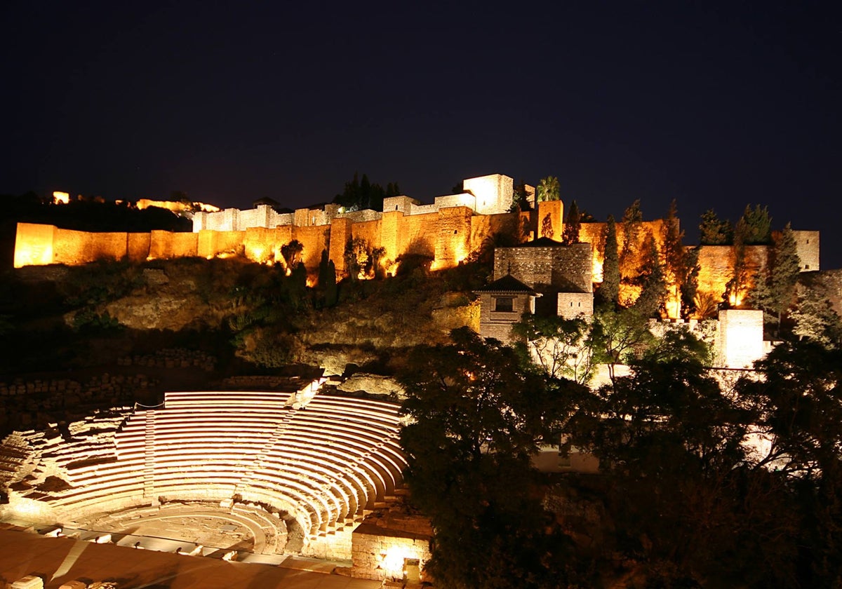 Imagen nocturna de la Alcazaba de Málaga