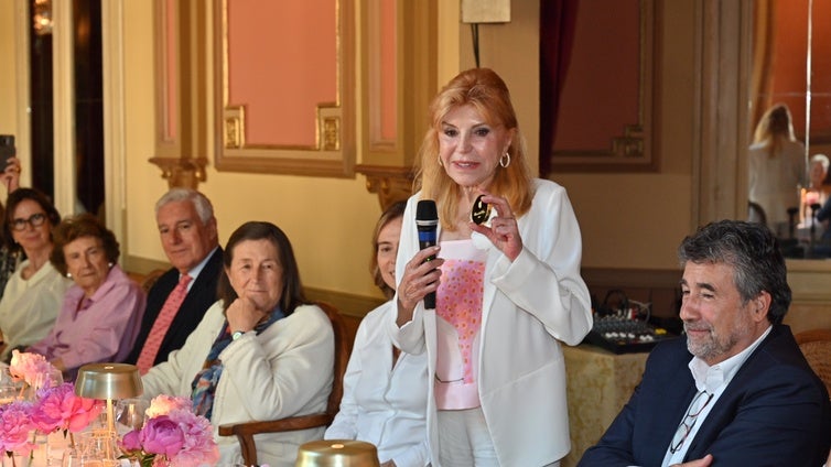 Carmen Cervera recibe la medalla de oro del Círculo del Liceo