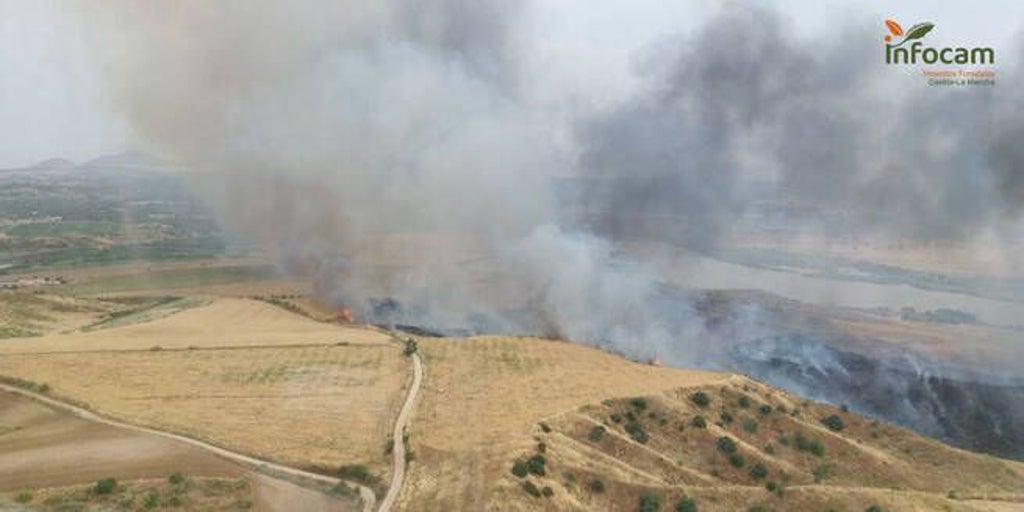 Un incendio forestal en Las Barrancas de Burujón obliga a evacuar a 33 personas de madrugada