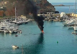 Tres heridos, entre ellos un niño de nueve años, tras explotar una lancha en medio de un puerto de Mallorca
