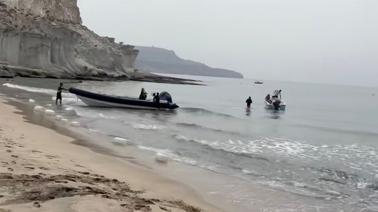 Desembarca una narcopatera en una playa del Cabo de Gata ante el asombro de los bañistas